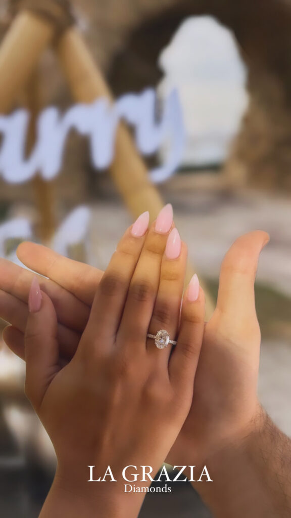 יד של אישה עם טבעת מונחת על יד של גבר