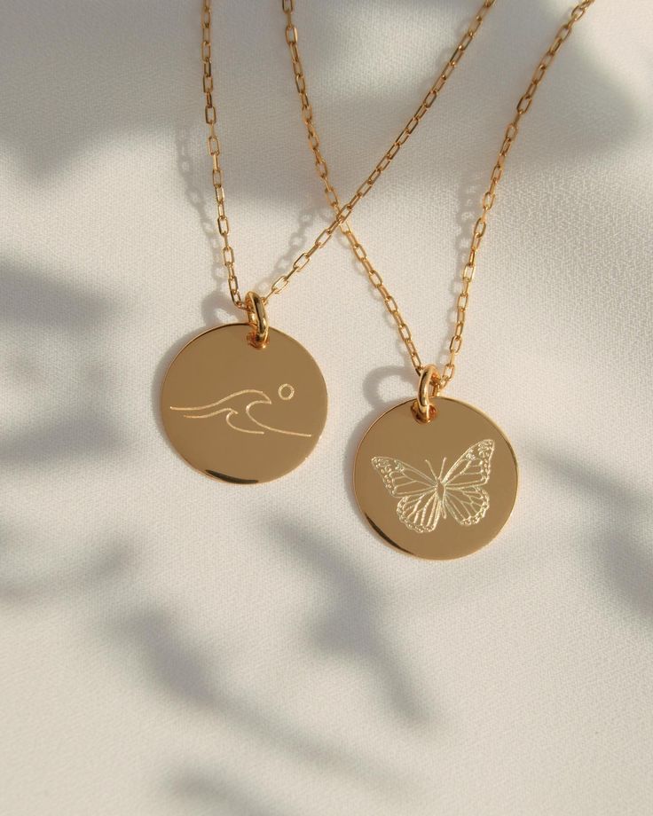 שני שרשראות .בצד ימין שרשרת עם ציוד פרפר בצד שמאל שרשרת עם ציור גל