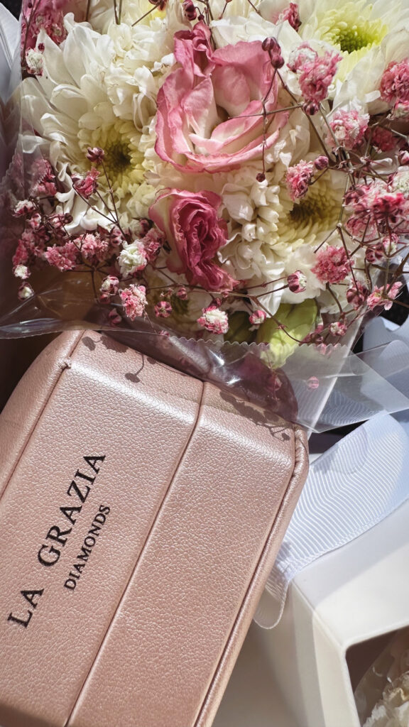 קופסה של טבעת עם כיתוב עליה LA GRAZIA