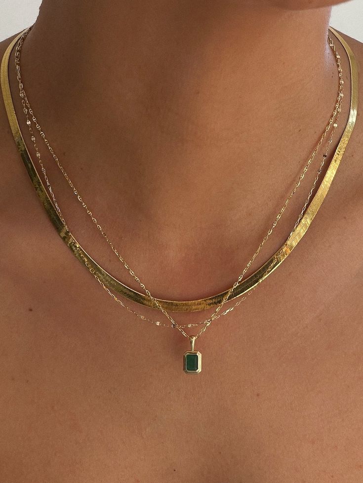 2 שרשראות , אחת עם תליון בצורת ריבוע ירוק